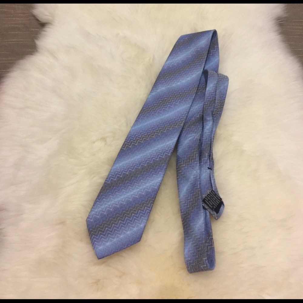 Men tie. Hold